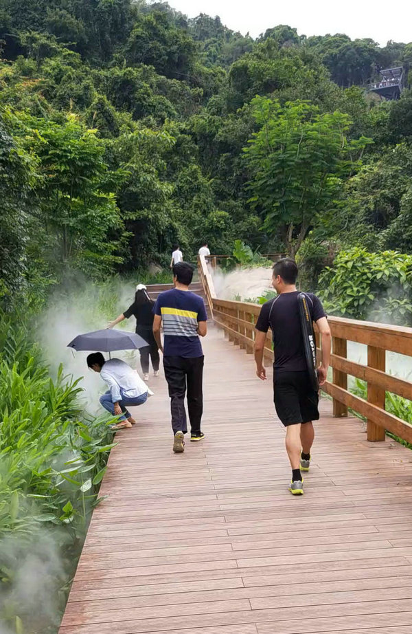路途中，時(shí)而沾花惹草，時(shí)而風(fēng)度翩翩