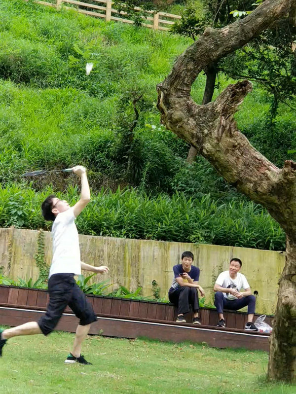 只要你肯拼，就一定不會(huì)孤獨(dú)，矚目你的人多著呢，掌聲歡呼聲時(shí)刻都在響起